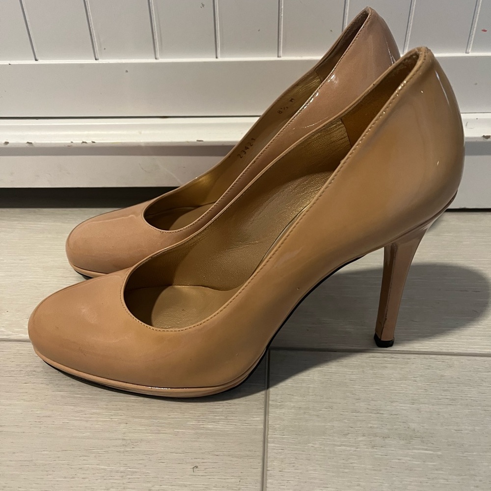 Beautiful Stuart Weitzman Nude Pump